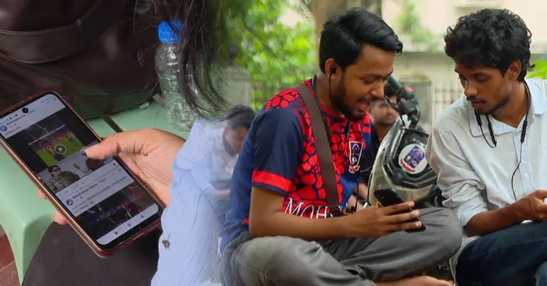 মোবাইলফোন ব্যবহার করছেন শিক্ষার্থীরা